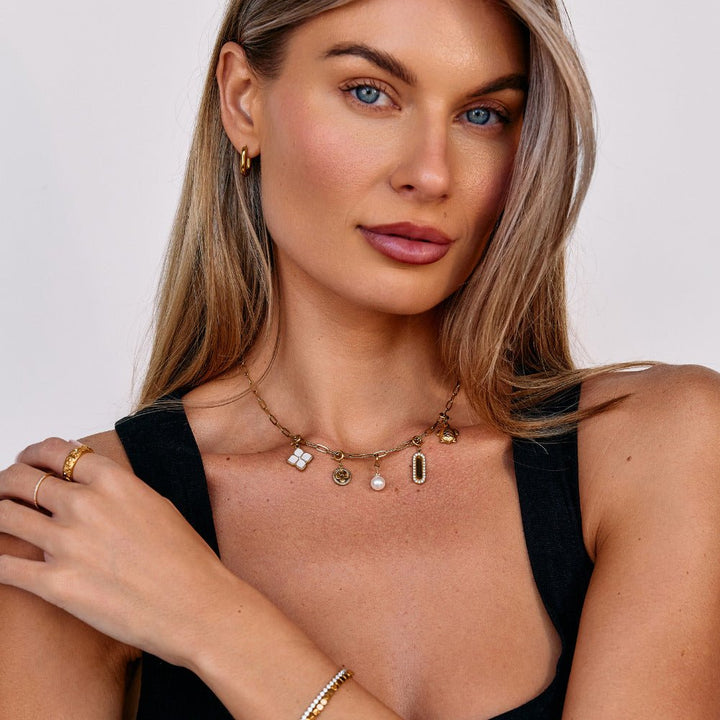Collier avec pendentif v tvare kancelárskej sponky pozláteným 18K zlatom