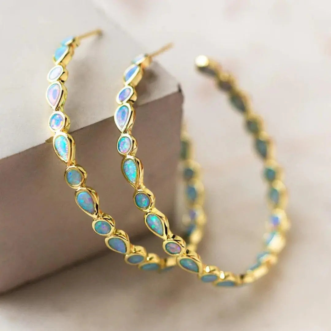 Bijou vintage doré avec opale bleue