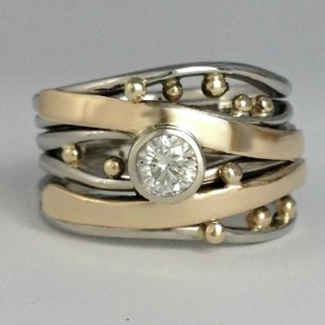 Bague royale vintage dorée sertie zircons