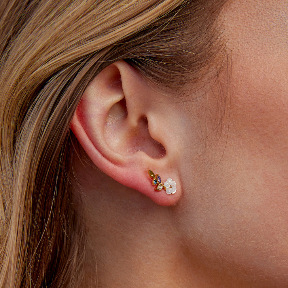 Boucles d’oreilles florales blanches avec cristaux
