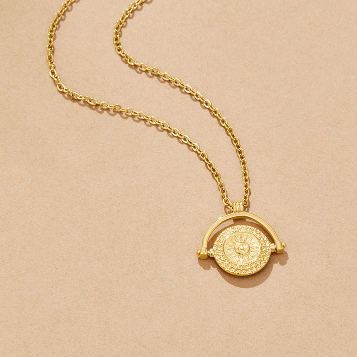 Collier médaille soleil dorée