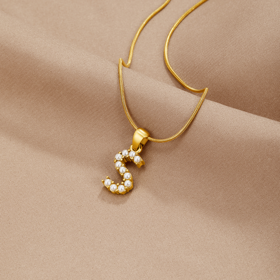 Collier s písmenami a perlami