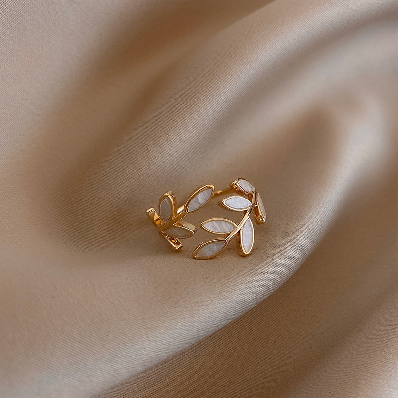 Bague pure blanche opale feuille