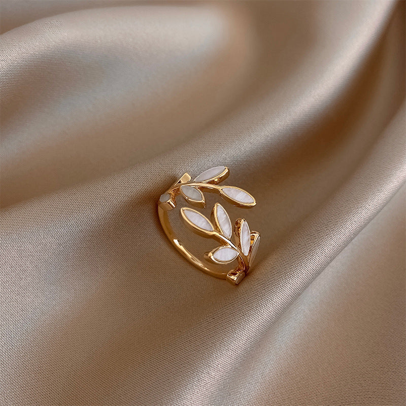 Bague pure blanche opale feuille