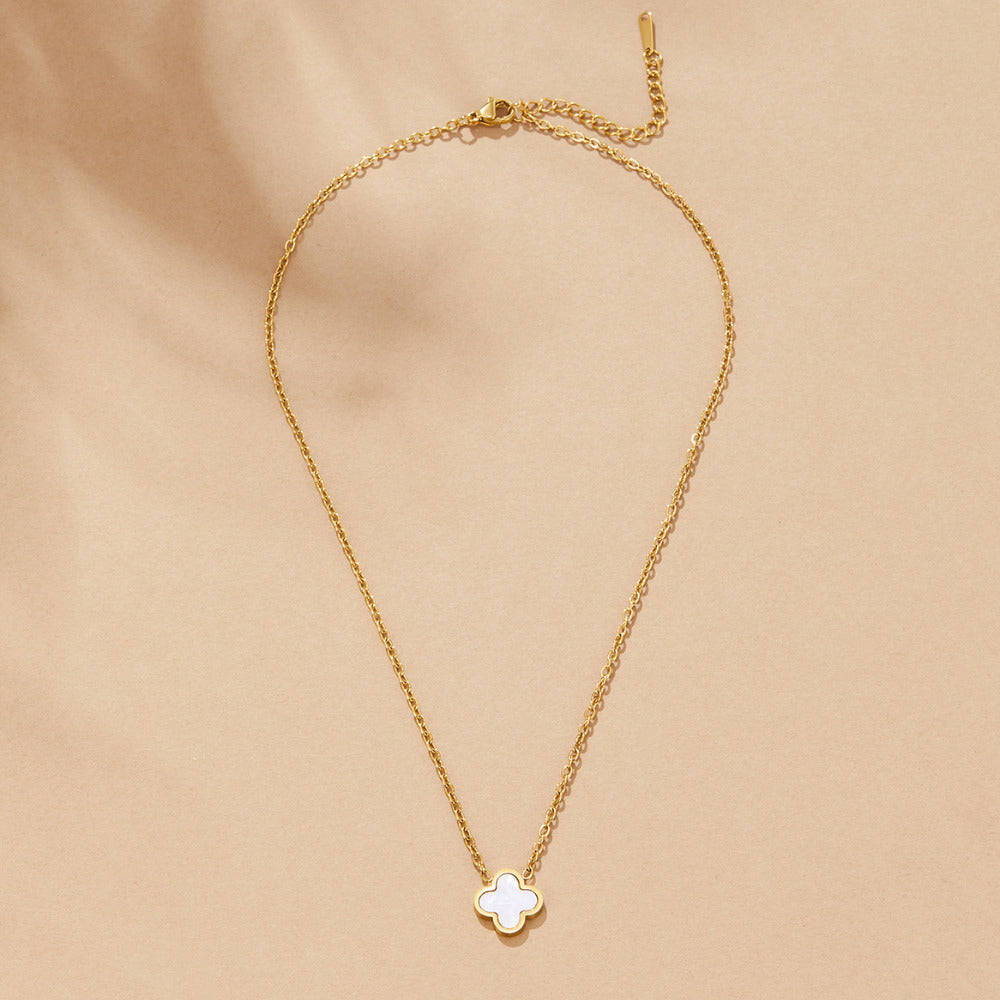 Collier trèfle blanc