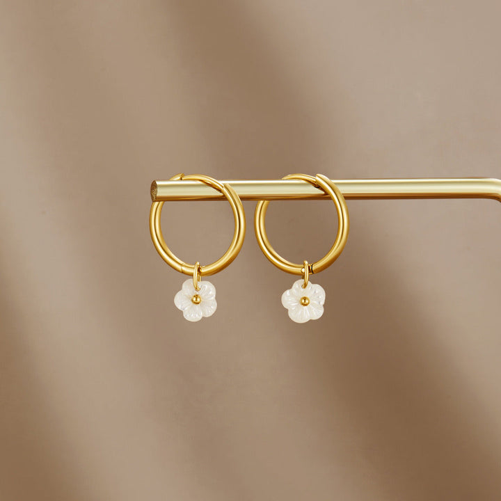 Boucles d’oreilles florales blanches en coquillage
