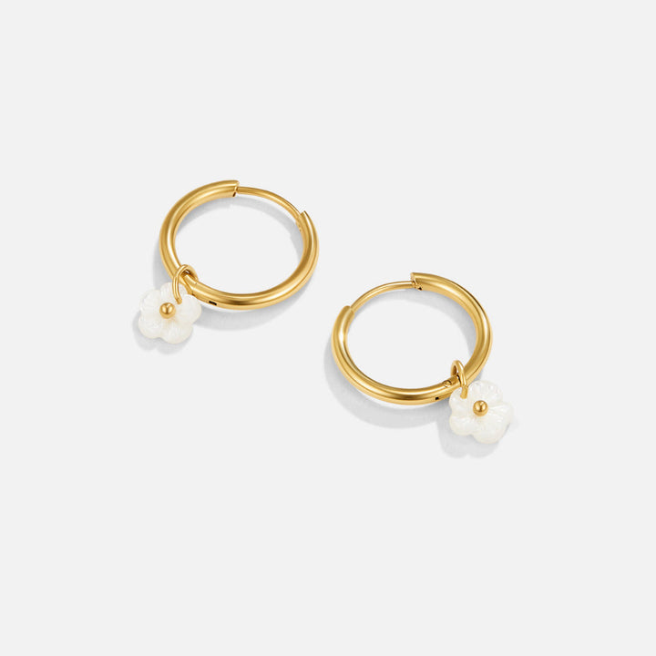 Boucles d’oreilles florales blanches en coquillage