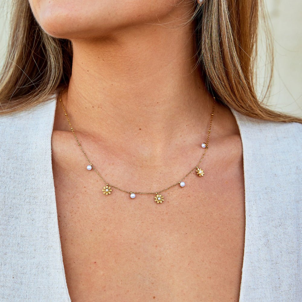 Jesenný collier s kvetmi a perlami
