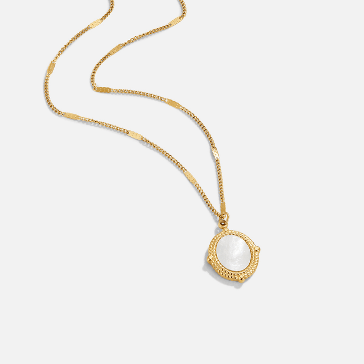 Blanc collier de perles s mušľovým príveskom