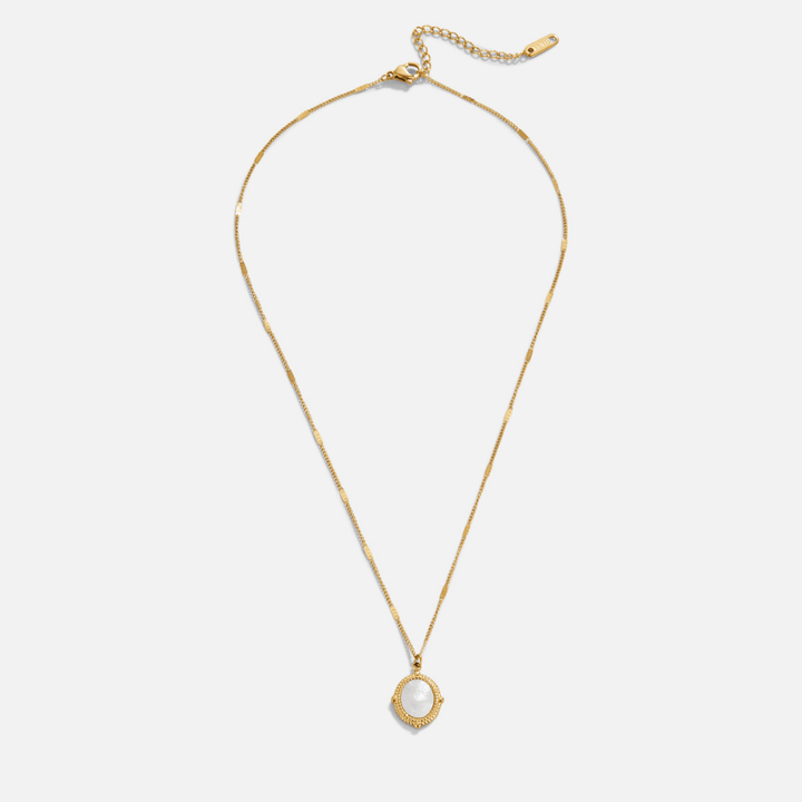 Blanc collier de perles s mušľovým príveskom