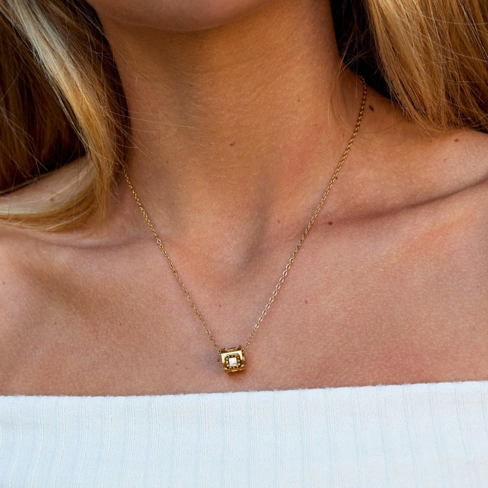Collier s kockovým príveskom z čierneho achátu