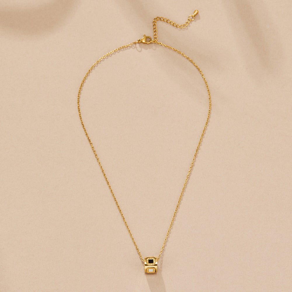 Collier s kockovým príveskom z čierneho achátu