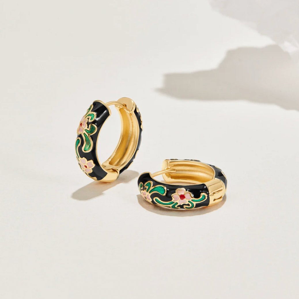Boucles d’oreilles noires et dorées à fleurs