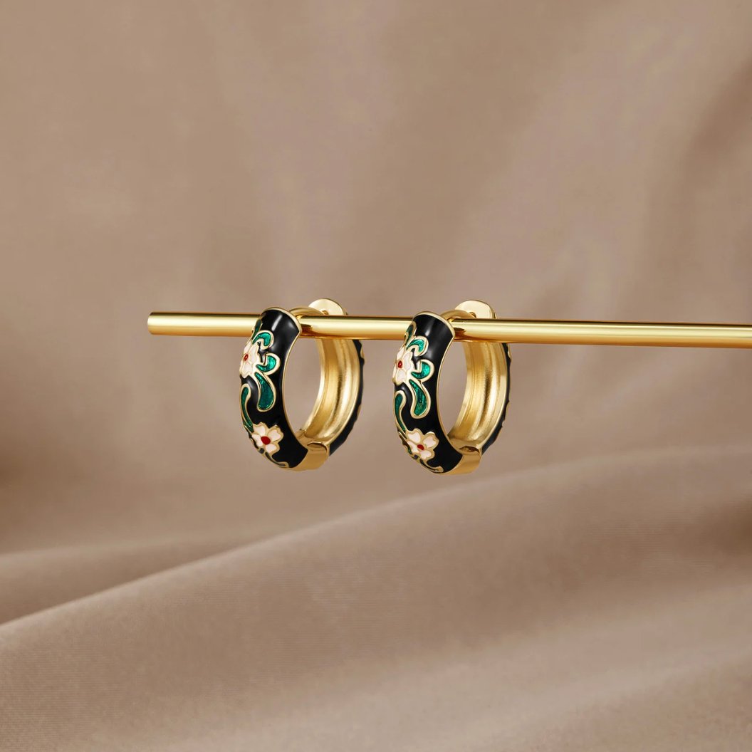 Boucles d’oreilles noires et dorées à fleurs