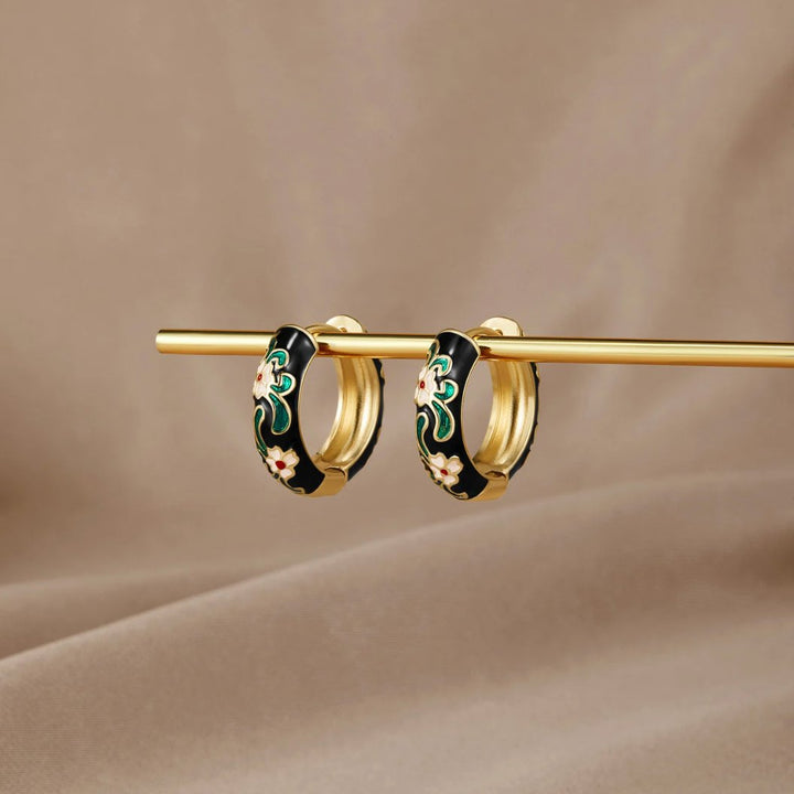 Boucles d’oreilles noires et dorées à fleurs