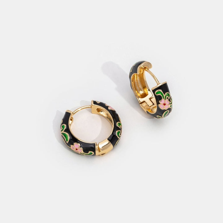 Boucles d’oreilles noires et dorées à fleurs