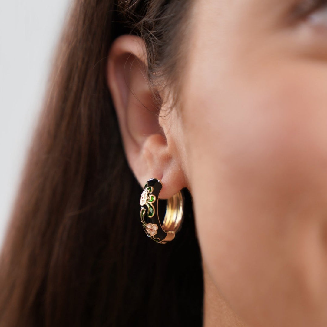 Boucles d’oreilles noires et dorées à fleurs