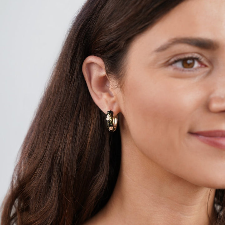Boucles d’oreilles noires et dorées à fleurs