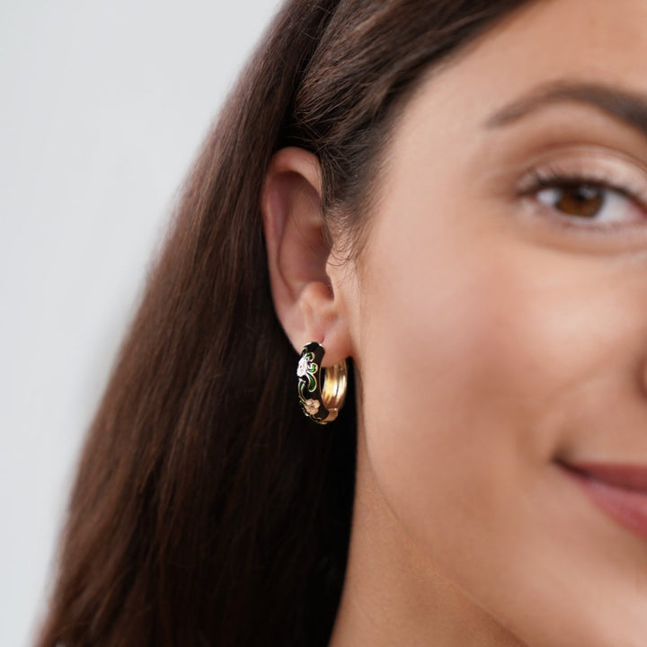 Boucles d’oreilles noires et dorées à fleurs