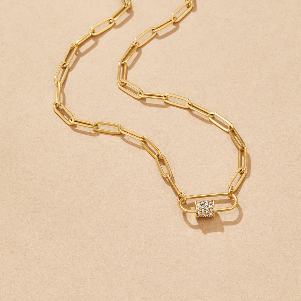 Collier avec pendentif v tvare kancelárskej sponky