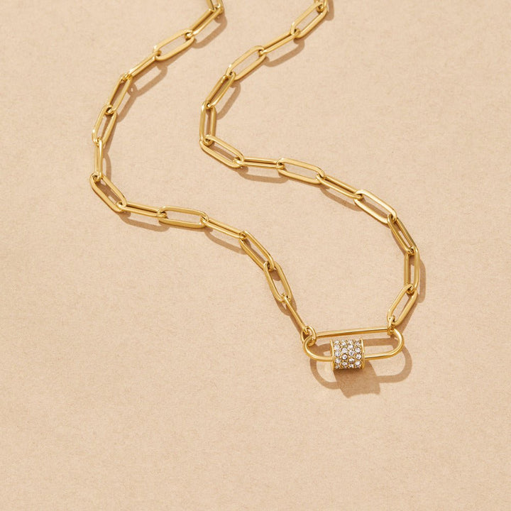 Collier avec pendentif v tvare kancelárskej sponky