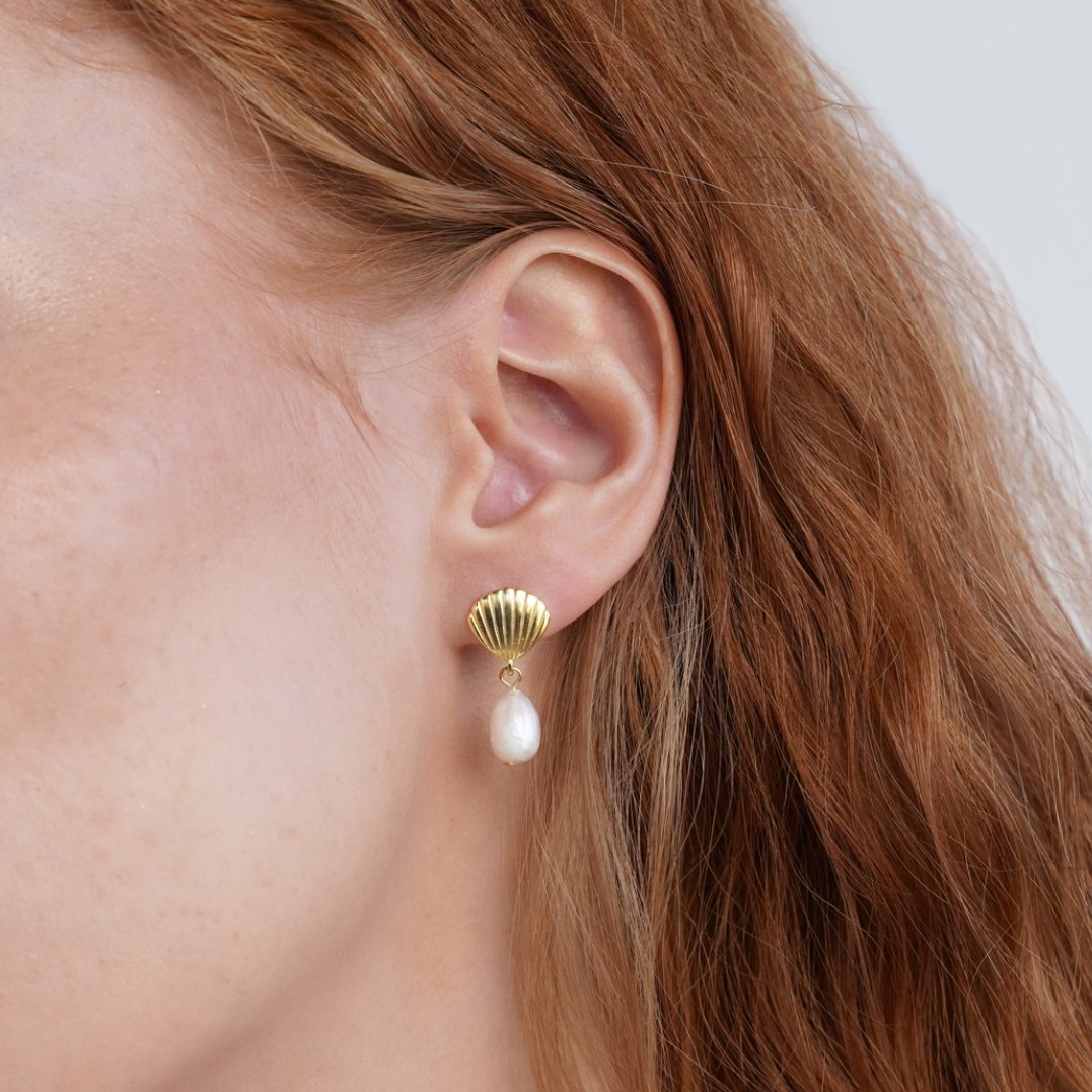 Boucles d’oreilles en perles d’eau douce et coquillages dorés