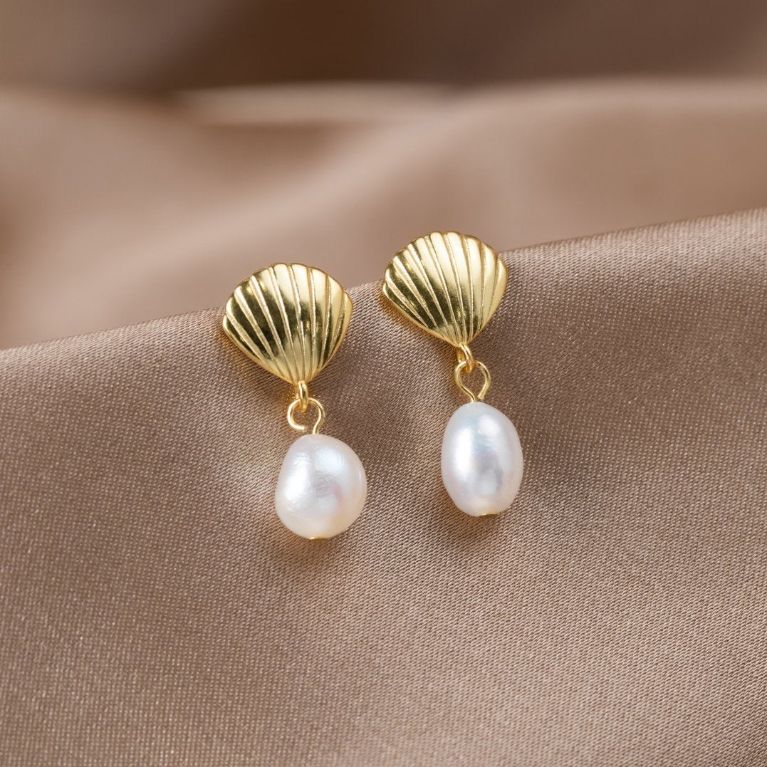 Boucles d’oreilles en perles d’eau douce et coquillages dorés