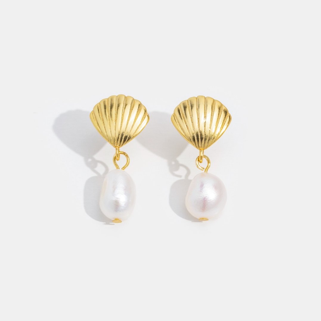 Boucles d’oreilles en perles d’eau douce et coquillages dorés