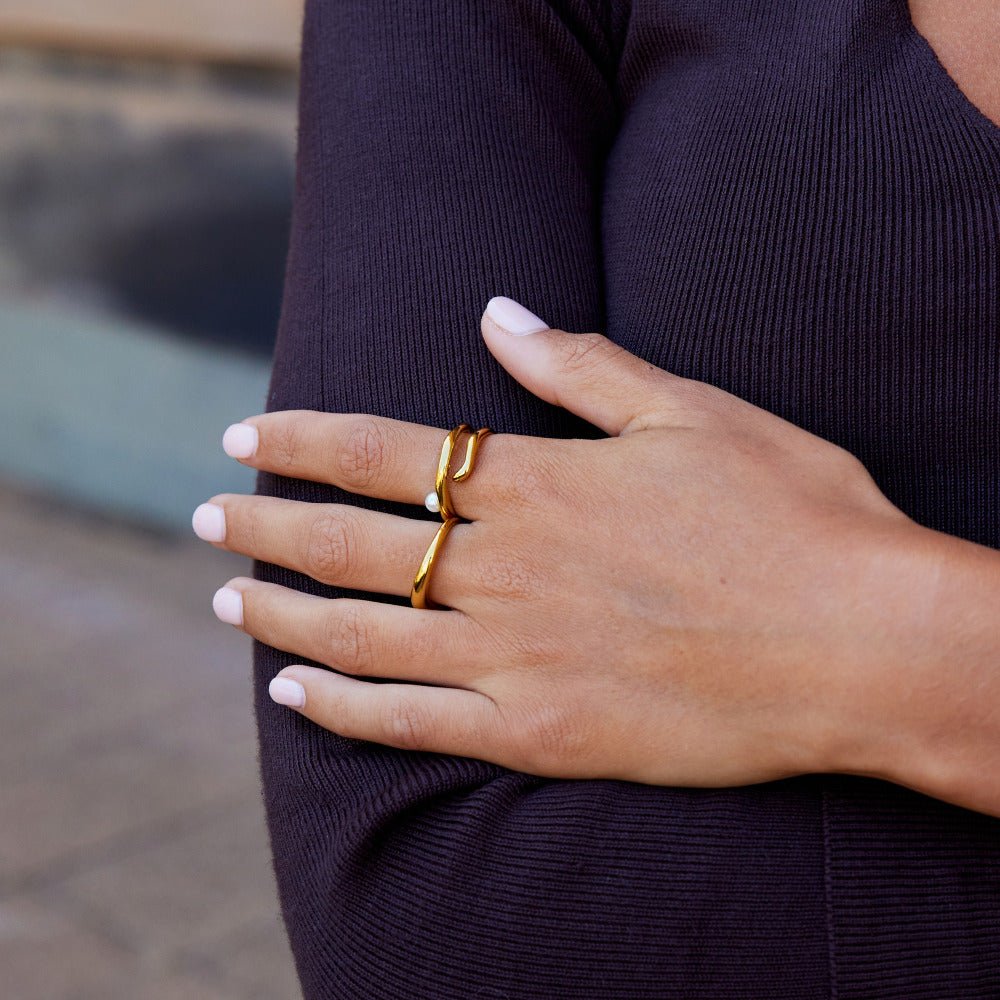 Bague géométrique dorée et perles