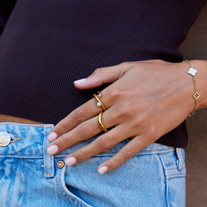 Bague géométrique dorée et perles