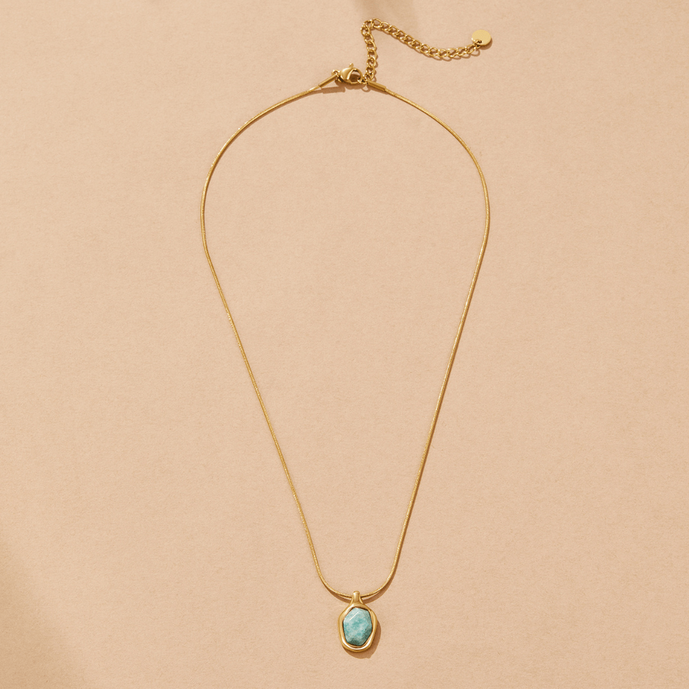 Collier doré avec pendentif aigue-marine