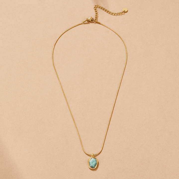 Collier doré avec pendentif aigue-marine
