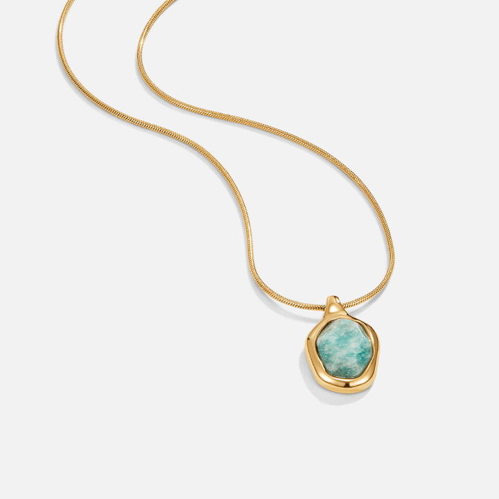 Collier doré avec pendentif aigue-marine