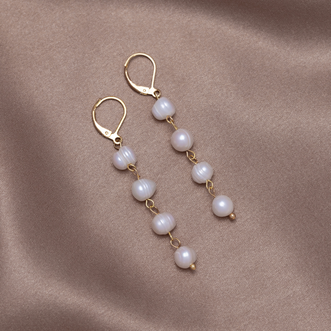 Boucles d’oreilles dorées en perles d’eau douce
