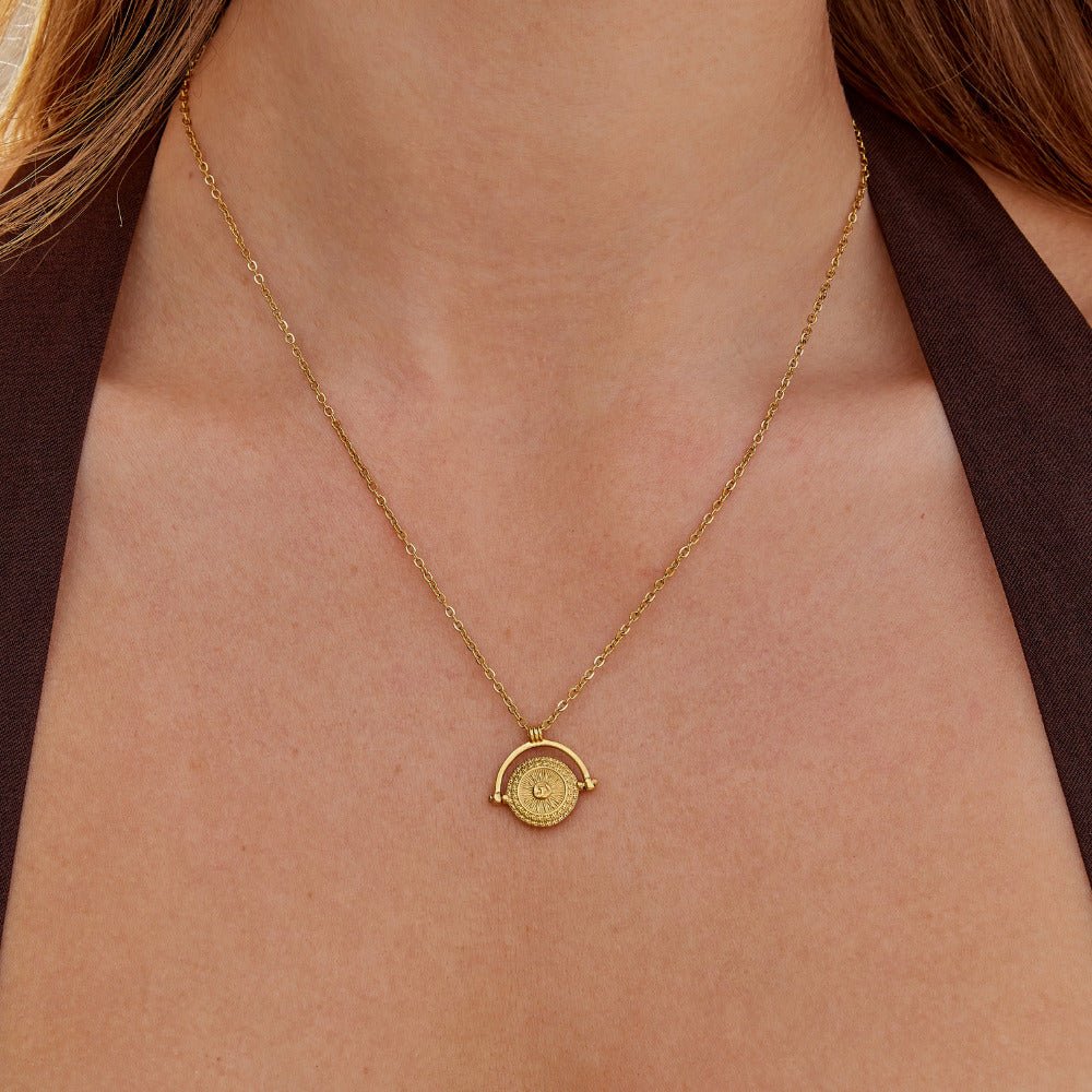 Collier médaille soleil dorée