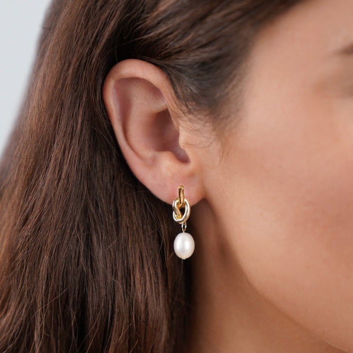 Boucles d’oreilles dorées avec perles d’eau douce