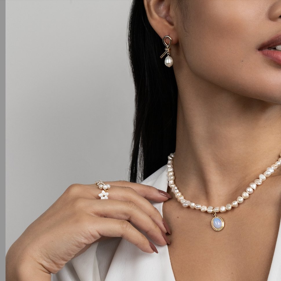 Boucles d’oreilles dorées avec perles d’eau douce