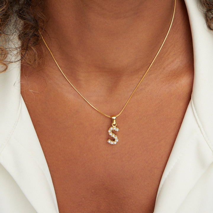 Collier s písmenami a perlami