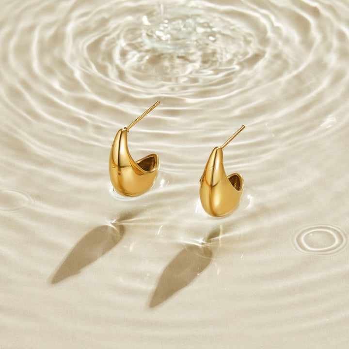 Mini boucles d’oreilles dorées incurvées