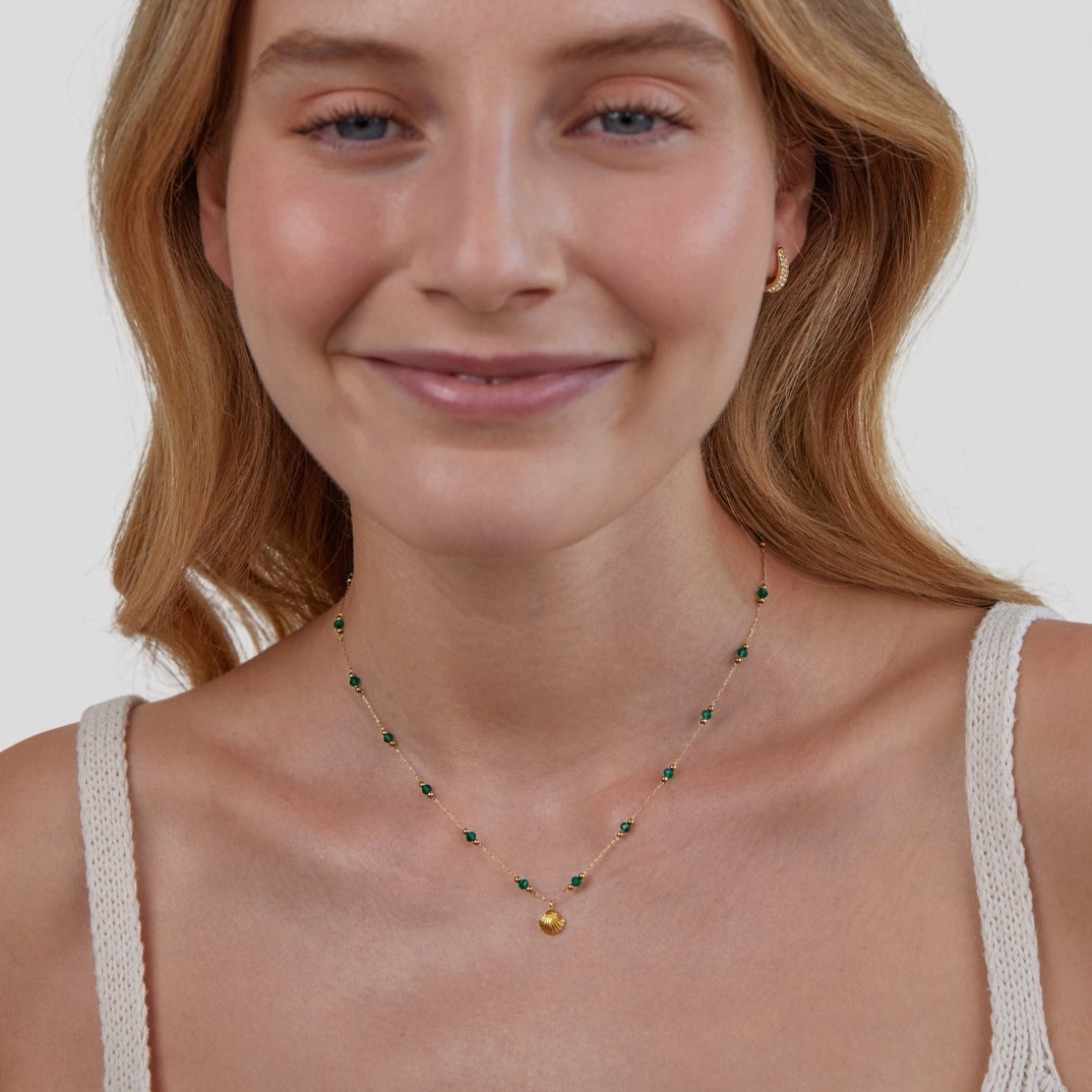 Nerissa Collier doré so vertes korálikmi