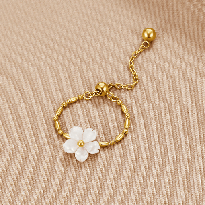 Bague perles blanche florale