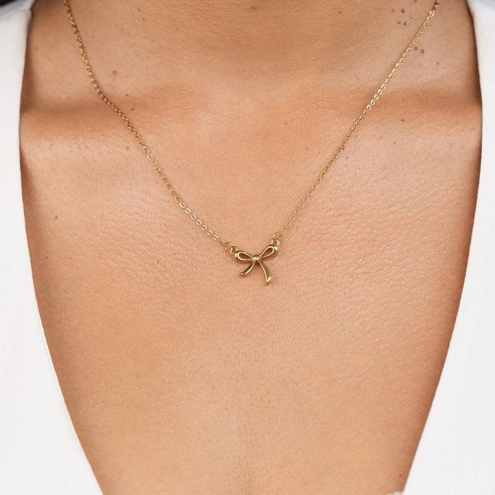 Collier avec pendentif v tvare mašle