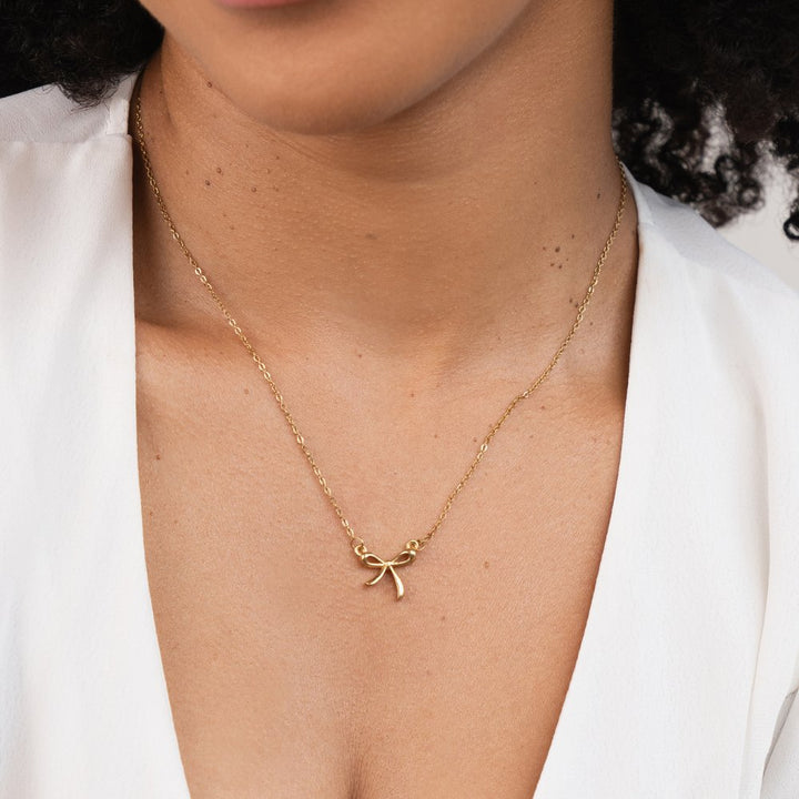 Collier avec pendentif v tvare mašle