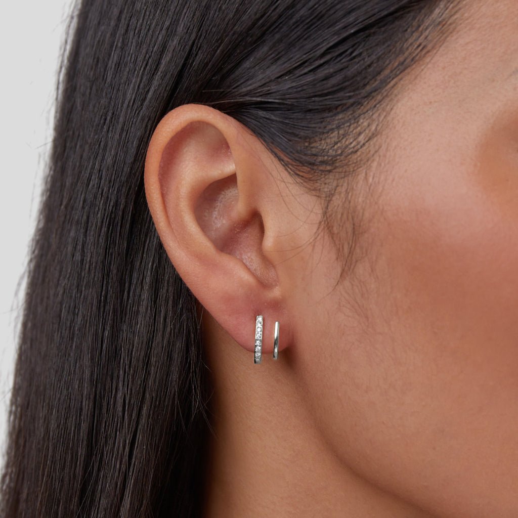 Boucles d’oreilles argentées en cristal serti griffes