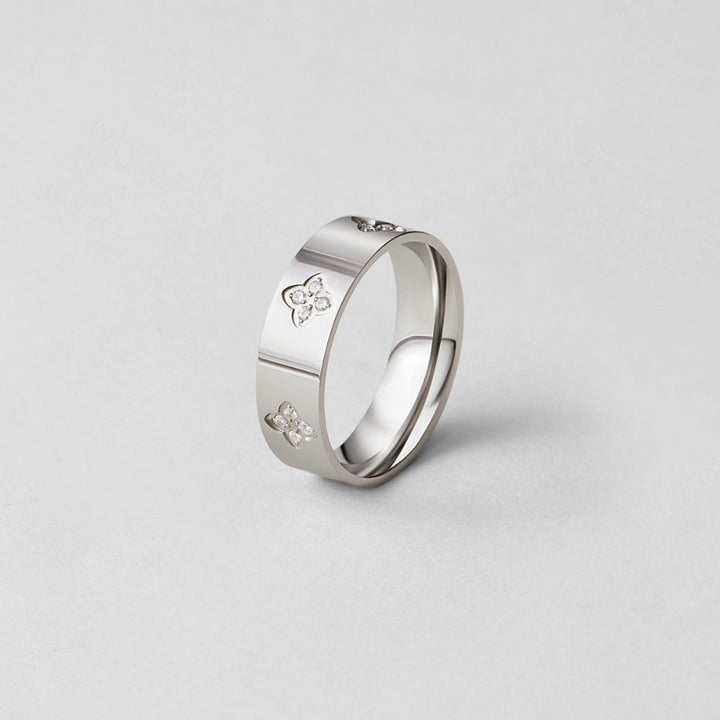 Bague argentée cristal trèfle