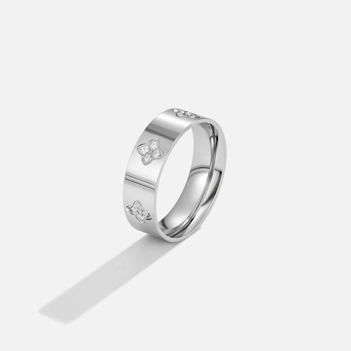Bague argentée cristal trèfle