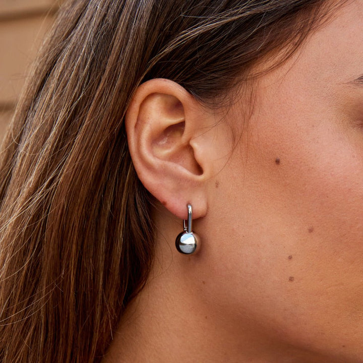 Boucles d’oreilles argentées pendantes sculpturales