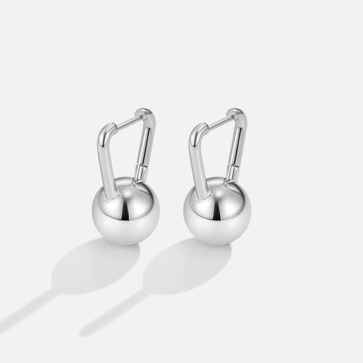 Boucles d’oreilles argentées pendantes sculpturales