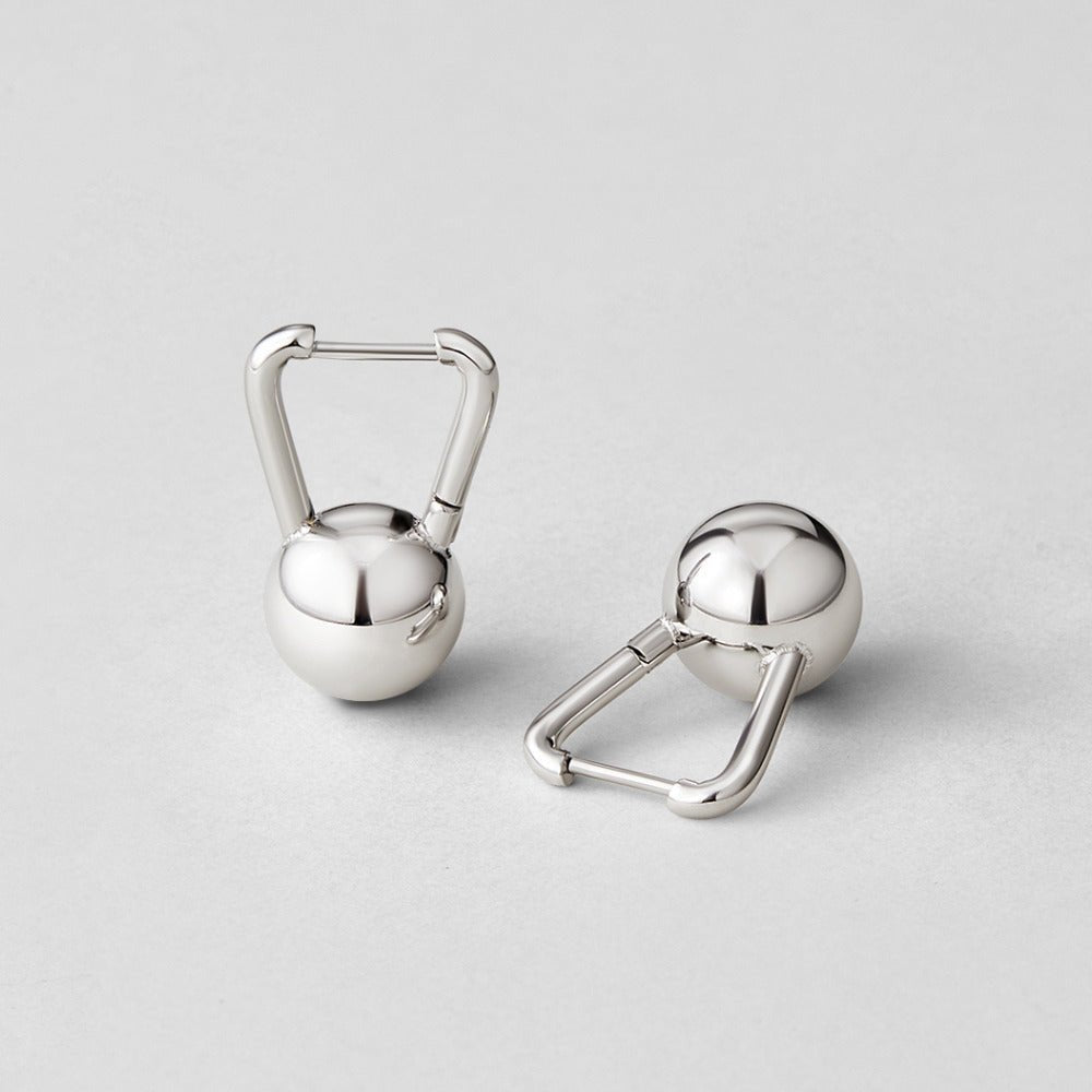 Boucles d’oreilles argentées pendantes sculpturales