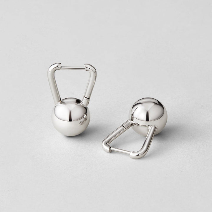Boucles d’oreilles argentées pendantes sculpturales